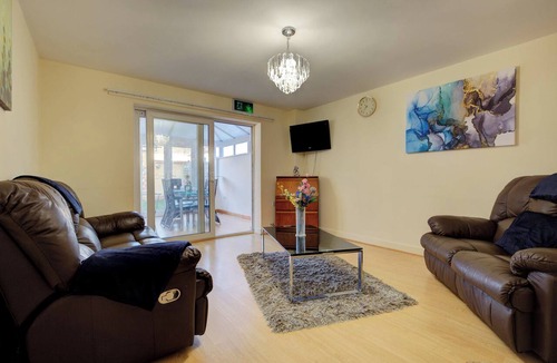 Peterborough House | Spacious Hampton Hargate Home w Parking & Garden