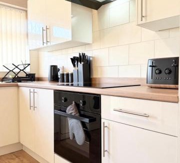 Mancot House | Spacious Hawarden Haven 3BR Free Parking Long Stay