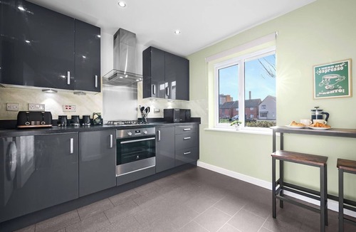Smethwick House | Spacious Home, Contractors, Super King Beds, Free Parking, Fast Wi-Fi, Netflix