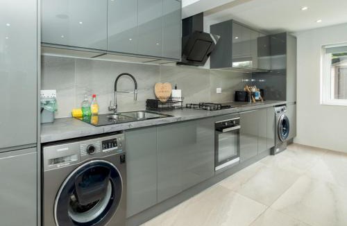 Tilehurst House | Spacious Home Heated Pool April-Sep in Tilehurst - Pass the Keys