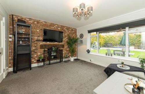 Tilehurst House | Spacious Home Heated Pool April-Sep in Tilehurst - Pass the Keys