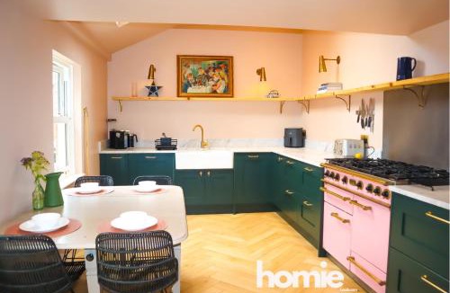 Chapel Allerton House | Spacious home in Leeds ideal for gatherings with free parking