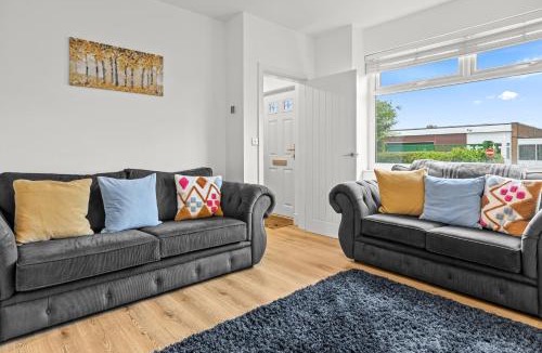 Dukinfield House | Spacious Home with Garden for Groups & Families