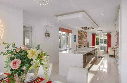 Dawlish House | Spacious House - Pool, Games Room, Private Parking
