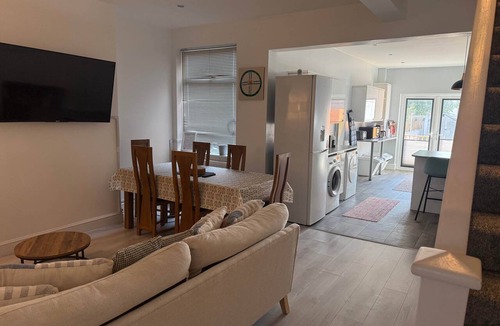 Doncaster House | Spacious John York House w/Parking