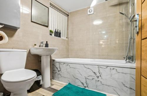 Moseley Apartment | Spacious King bed apartment with fast WIFI & workspace