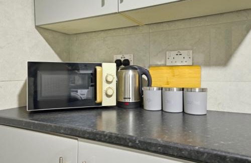 Moseley Apartment | Spacious King bed apartment with fast WIFI & workspace