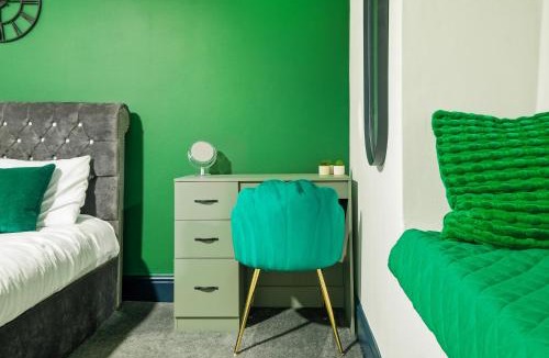 Moseley Apartment | Spacious King bed apartment with fast WIFI & workspace