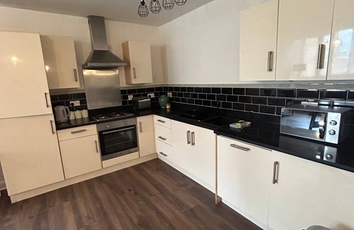 Leicester Apartment | Spacious Leicester Apt with Free Parking, Sleeps 6