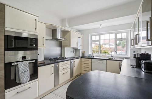 Datchet House | Spacious & Light Family Home, Garden & Parking - Pass the Keys