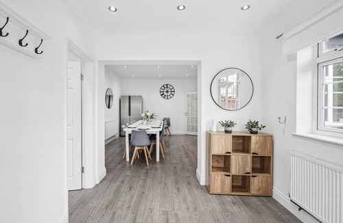 Datchet House | Spacious & Light Family Home, Garden & Parking - Pass the Keys