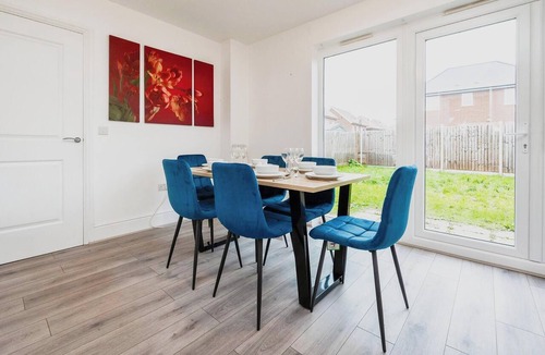 Luton House | Spacious Luton 4BR Vila | Sleeps 8 | Free Parking