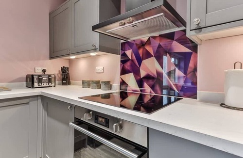 Sheffield House | Spacious Luxe Pad+Games Room-Walk to town