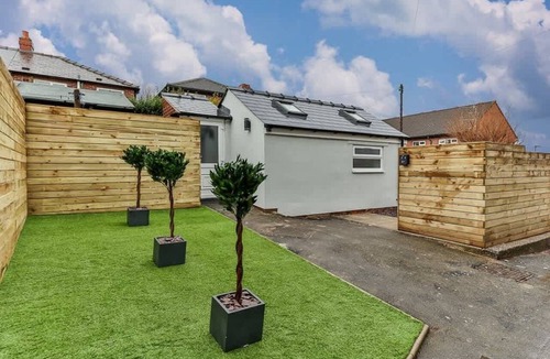 Sheffield House | Spacious Luxe Pad+Games Room-Walk to town