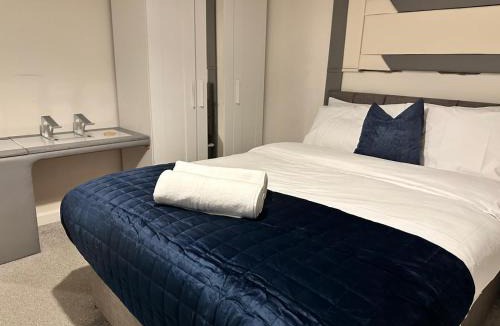 Wolverhampton House | Spacious Luxurious Serviced Accommodation 5