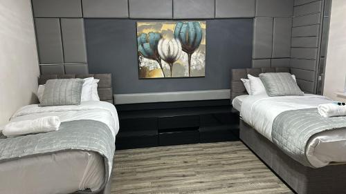 Wolverhampton House | Spacious Luxurious Serviced Accommodation 5