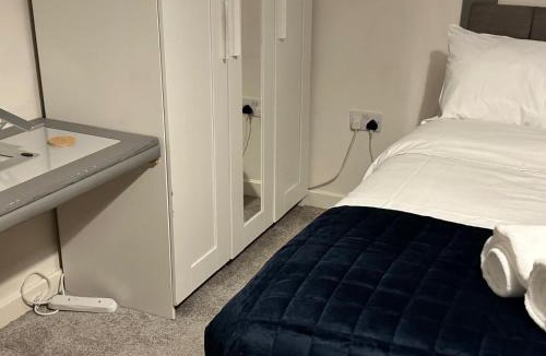 Wolverhampton House | Spacious Luxurious Serviced Accommodation 5