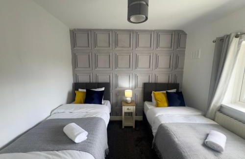 Walsall House | Spacious Luxurious Serviced Accommodation 1