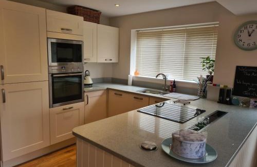 Severn Stoke House | Spacious Luxury 1 bed house parking dogs welcome