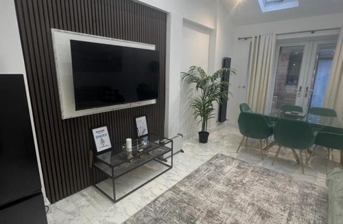 Rushey Green Apartment | Spacious Luxury 2bd with extra Private Studio Room