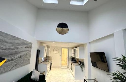 Rushey Green Apartment | Spacious Luxury 2bd with extra Private Studio Room