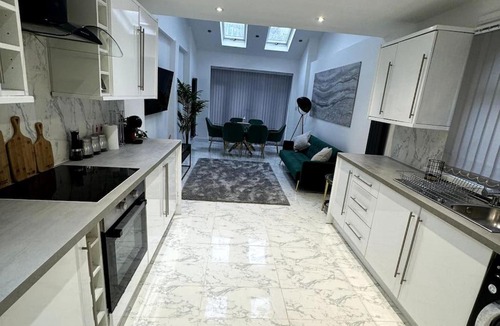 Rushey Green Apartment | Spacious Luxury 2bd with extra Private Studio Room