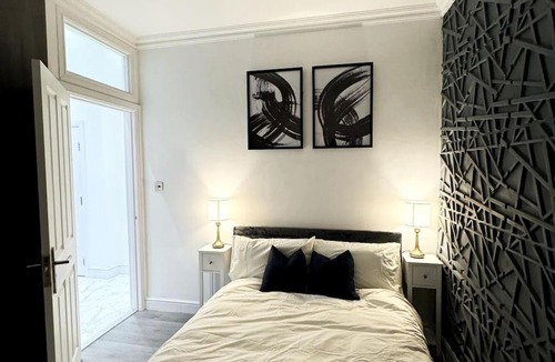 Rushey Green Apartment | Spacious Luxury 2bd with extra Private Studio Room