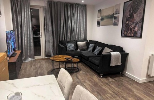 Gascoigne Apartment | Spacious & Luxury one bedroom