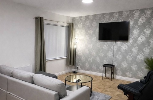 Bury Apartment | Spacious & Modern 2BR Flat in Bury Town Centre