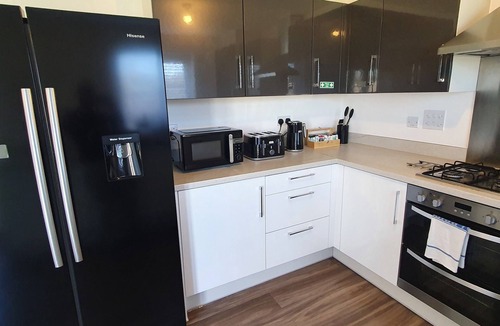 Dartford House | Spacious Modern 4 Bedroom Detached House On A Quiet Estate