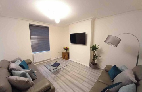 Bangor House | Spacious & Modern 4 Bedroom Holiday Home Gwynedd