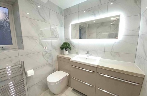 Bangor House | Spacious & Modern 4 Bedroom Holiday Home Gwynedd