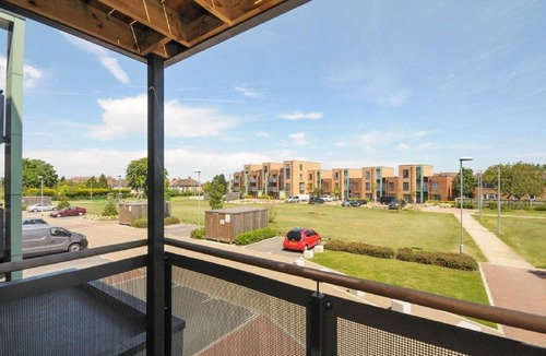 Figge's Marsh Apartment | Spacious, Modern Close to Transport Links