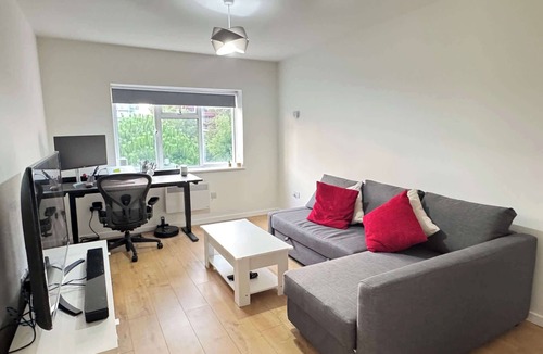 Ealing Apartment | Spacious & Modern 1-Bed Flat near Ealing