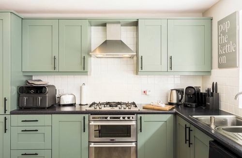 Lillington Apartment | Spacious & Modern 2 Bed Apartment with Parking - Pass the Keys