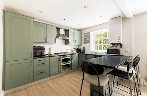 Lillington Apartment | Spacious & Modern 2 Bed Apartment with Parking - Pass the Keys