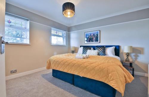 Fairwater House | Spacious & Modern Triple-Story Cardiff Home with Pool Table