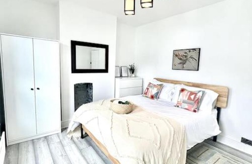Wainscot Apartment | Spacious Modern Victorian House in Rochester