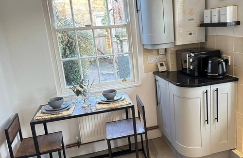 Trowbridge Cottage | Spacious One Bedroom Cottage