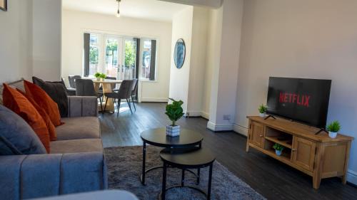Oadby House | Spacious Private Home Sleeps 5 Garden & Parking