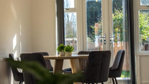 Oadby House | Spacious Private Home Sleeps 5 Garden & Parking
