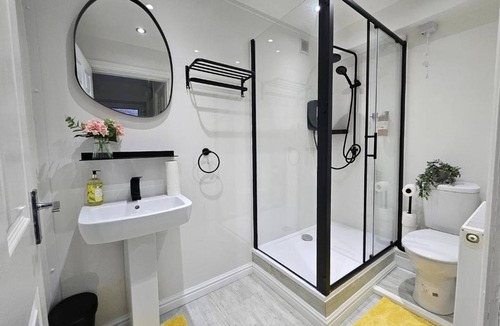 Butetown House | Spacious Private Room with Private Bathroom in the Heart of Cardiff Bay