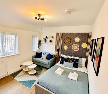 Selly Oak House | Spacious Private Self-Contained Room in Selly Oak Birmingham with bathroom shared between two rooms R3