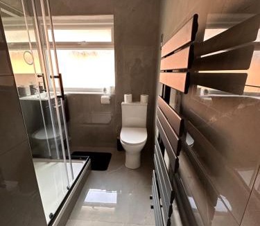 Selly Oak House | Spacious Private Self-Contained Room in Selly Oak Birmingham with bathroom shared between two rooms R3