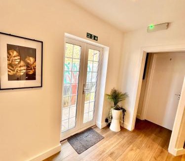 Selly Oak House | Spacious Private Self-Contained Room in Selly Oak Birmingham with bathroom shared between two rooms R3