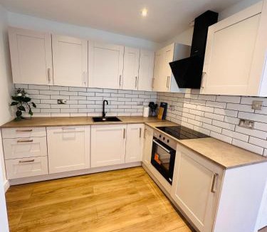 Selly Oak House | Spacious Private Self-Contained Room in Selly Oak Birmingham with bathroom shared between two rooms R3