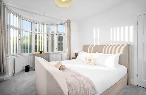 Olton House | Spacious Solihull 4 Bedroom House with Multi-Car Driveway
