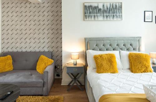 Stepney Green Apartment | Spacious Studio Central Sofa bed