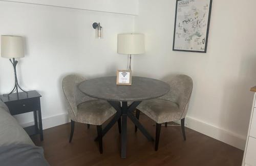 Bushey Apartment | Spacious studio with great transport links and EV recharging