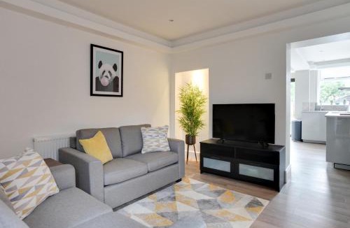 Chelmsford House | Spacious Three Bedroom House - Free Parking & Wifi